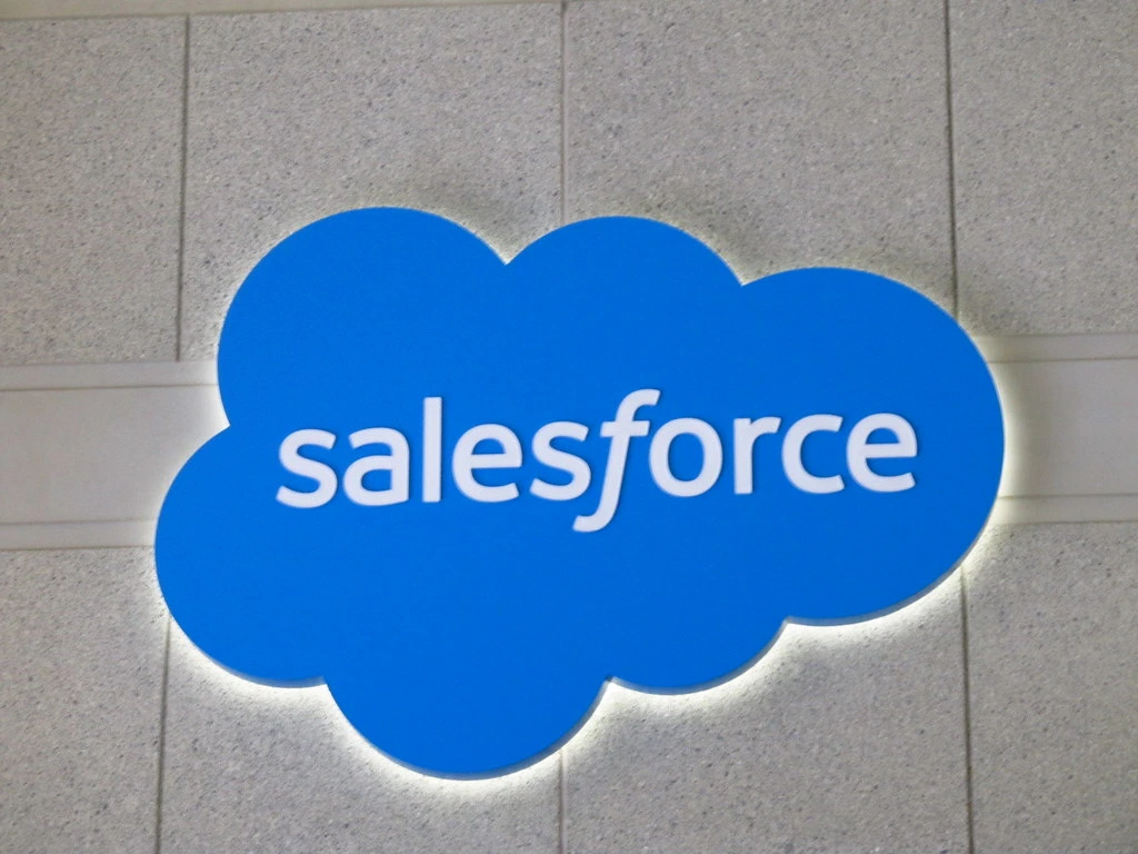 مجموعة قراصنة تطلق موقع تسريبات لابتزاز 39 ضحية بعد سرقة قواعد بيانات Salesforce