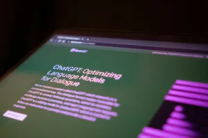  موظفون يغذون ChatGPT بأسرار شركاتهم دون إدراك لمخاطر تسرب البيانات