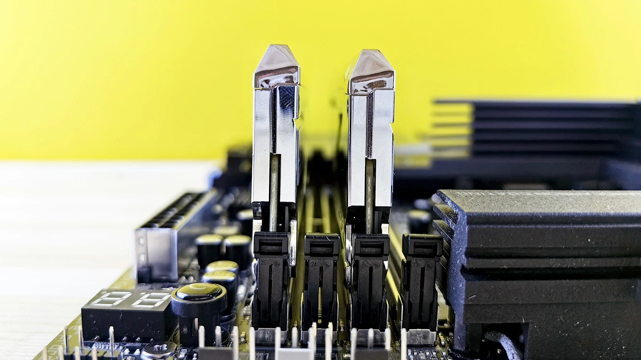 هجوم Phoenix يكشف ثغرات في ذواكر DDR5 ويتيح تصعيد امتيازات بآلية مزامنة ذاتية