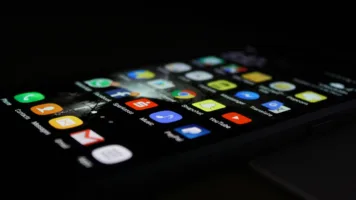ثلث تطبيقات Android وأكثر من نصف تطبيقات iOS تسرب بيانات حساسة
