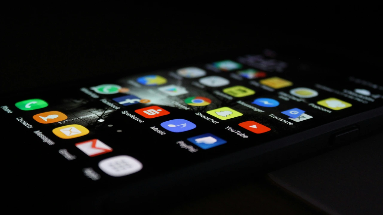 ثلث تطبيقات Android وأكثر من نصف تطبيقات iOS تسرب بيانات حساسة