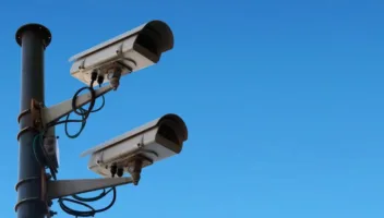 باحثون يطورون نظاماً يتيح طمس وجوه المارة في الفيديوهات الملتقطة لهم قبل تخزينها