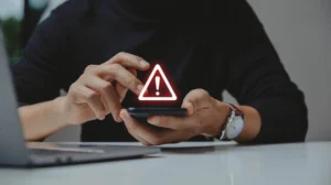 قوة النص تهزم واقعية الصوت: المنهجية الجديدة للتصيد الصوتي بالذكاء الاصطناعي