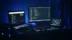 غالبية الموظفين في الشرق الأوسط يستخدمون أجهزة متعددة للعمل، والنتيجة مخاطر سيبرانية متزايدة