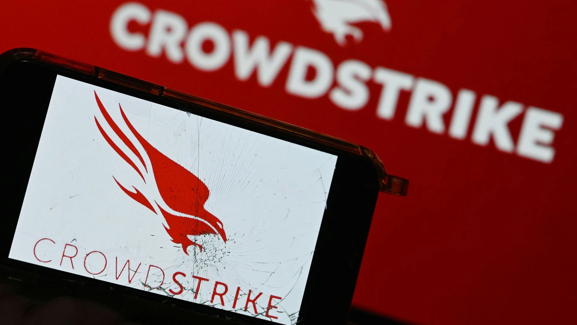 عميل داخل CrowdStrike يمد القراصنة بالمعلومات